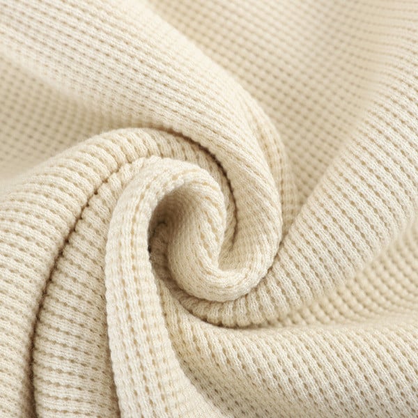 Modern női ruha fekete és bézs gombokkal