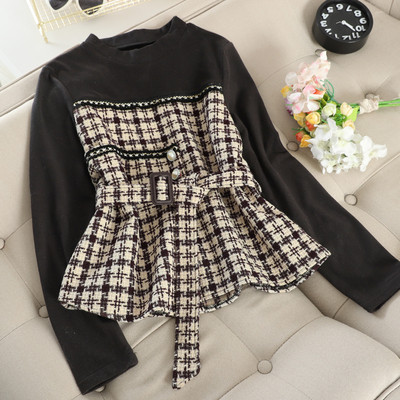 Μοντέρνα γυναικεία μπλούζα με ζώνη σε δύο χρώματα