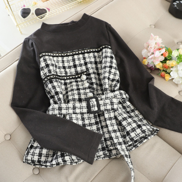 Μοντέρνα γυναικεία μπλούζα με ζώνη σε δύο χρώματα