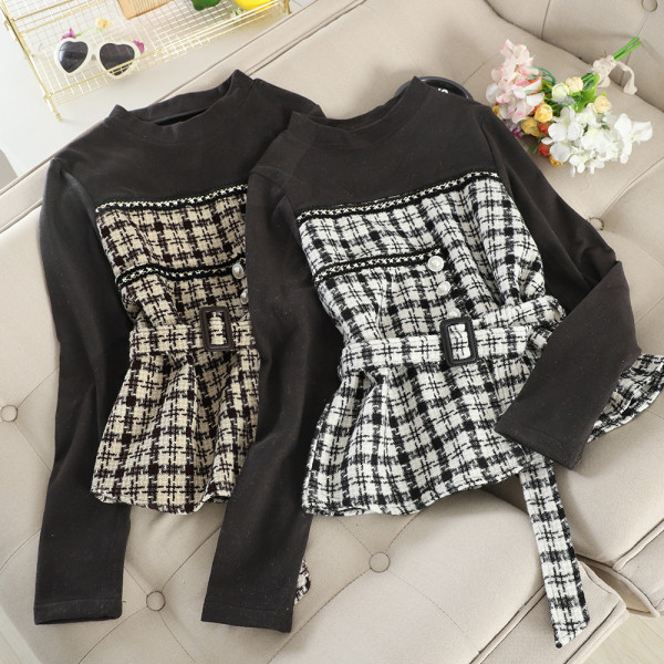 Μοντέρνα γυναικεία μπλούζα με ζώνη σε δύο χρώματα