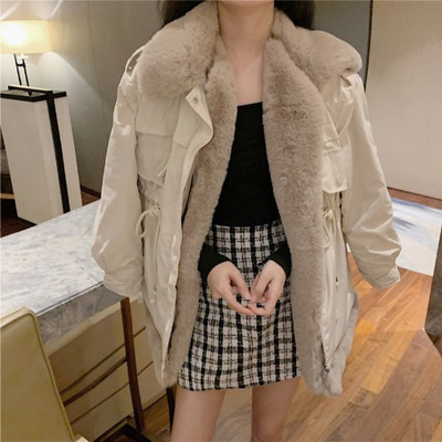 Σύντομο χειμωνιάτικο μπουφάν με ζεστή επένδυση σε μπεζ και γκρι χρώμα