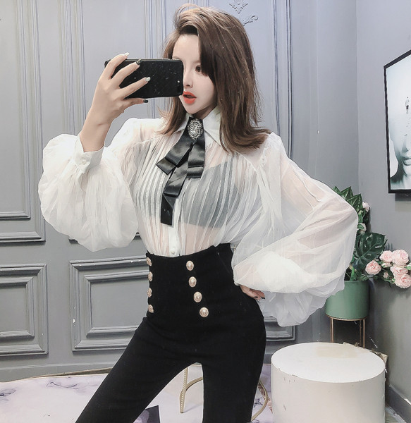 Elegáns fehér ing széles ujjakkal