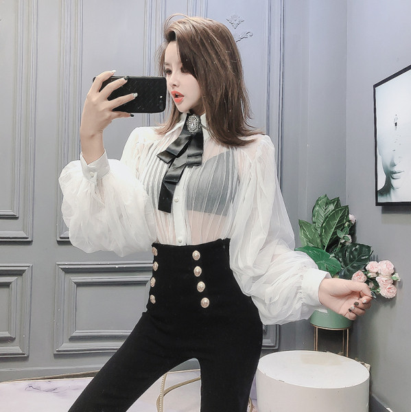 Elegáns fehér ing széles ujjakkal