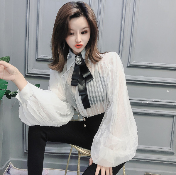 Elegáns fehér ing széles ujjakkal