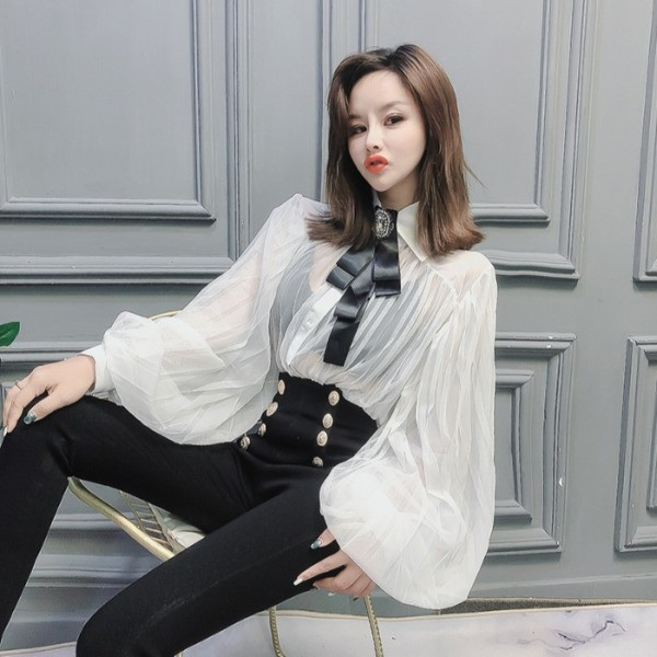 Elegáns fehér ing széles ujjakkal