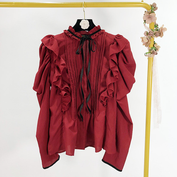 Modern női ing bordó színben, nyakkendőkkel és fürtökkel