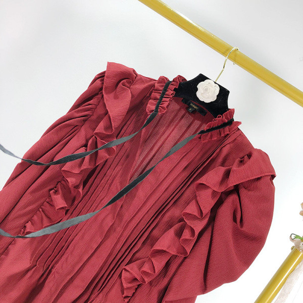 Modern női ing bordó színben, nyakkendőkkel és fürtökkel