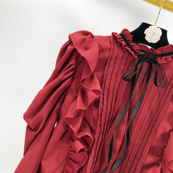 Modern női ing bordó színben, nyakkendőkkel és fürtökkel