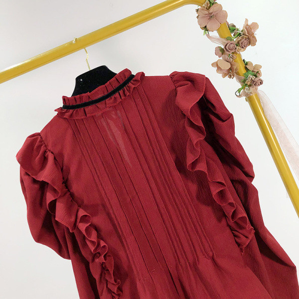 Modern női ing bordó színben, nyakkendőkkel és fürtökkel