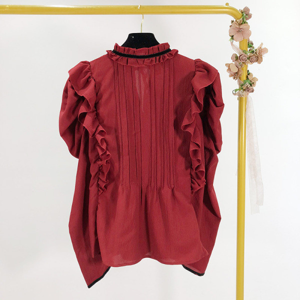 Modern női ing bordó színben, nyakkendőkkel és fürtökkel