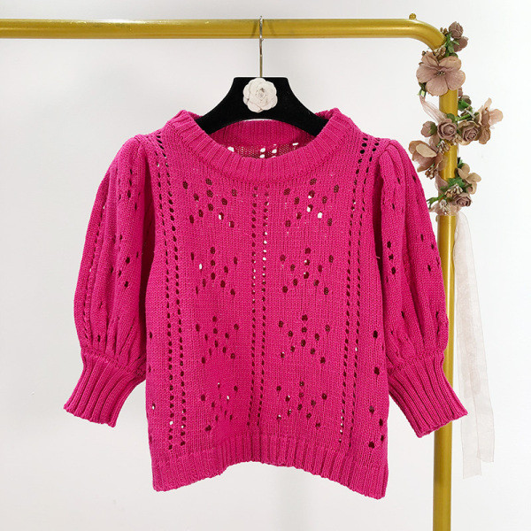 Rövid, modern pulóver 3/4 ujjal, rózsaszín színben