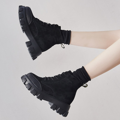 Őszi-téli női csizma vastag és durva talppal, fekete és bézs színben