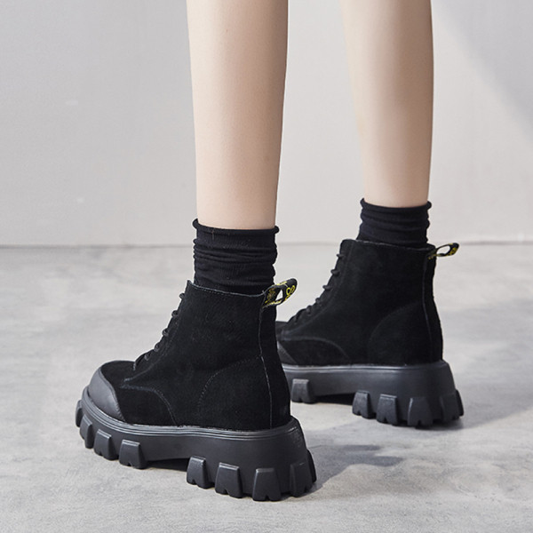 Őszi-téli női csizma vastag és durva talppal, fekete és bézs színben