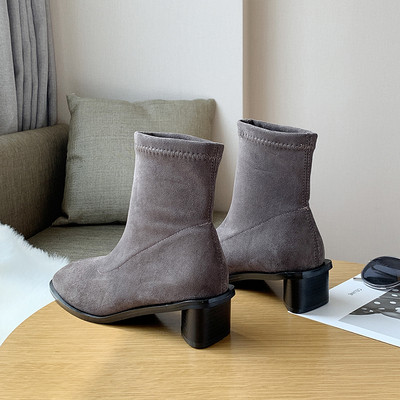 Stílusos női csizma eco velúrból vastag sarokkal, fekete színben