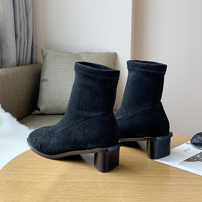 Stílusos női csizma eco velúrból vastag sarokkal, fekete színben