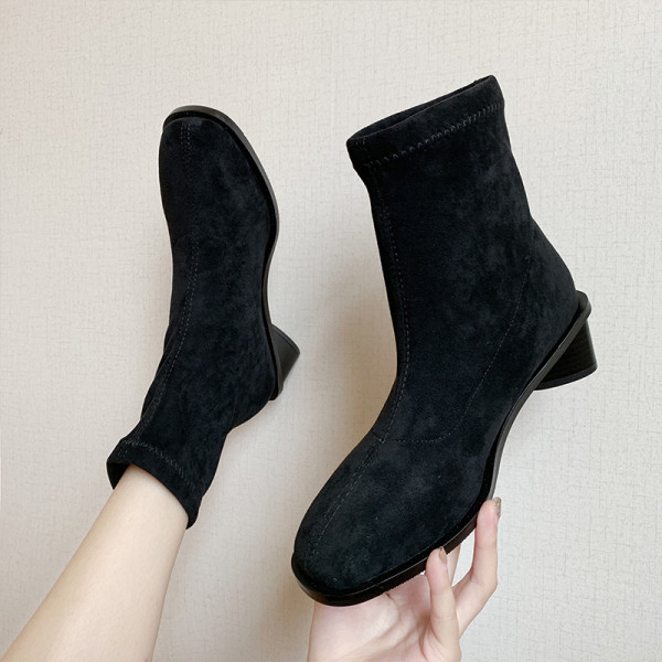 Stílusos női csizma eco velúrból vastag sarokkal, fekete színben