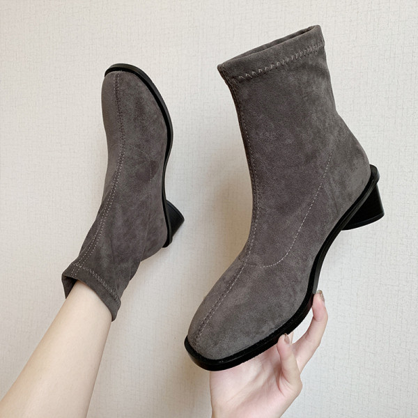 Stílusos női csizma eco velúrból vastag sarokkal, fekete színben