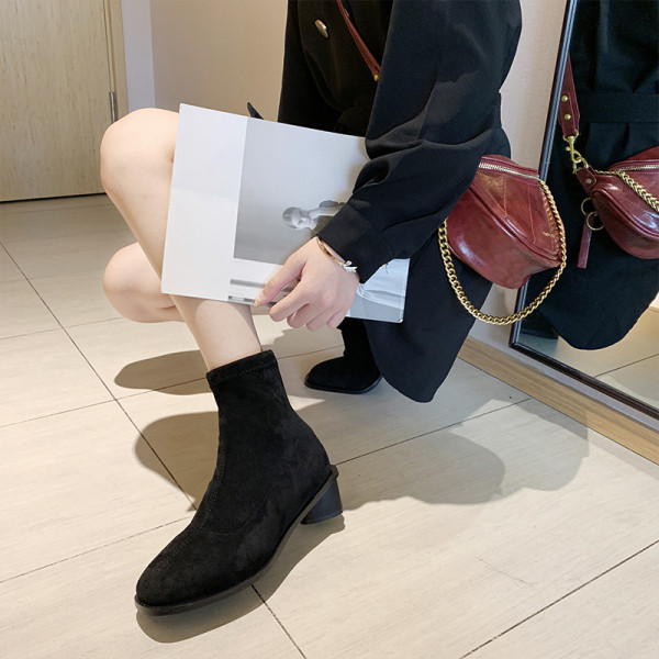 Stílusos női csizma eco velúrból vastag sarokkal, fekete színben