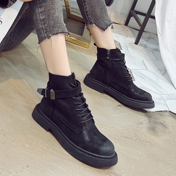 Modern női csizma lapos talppal, fekete színben