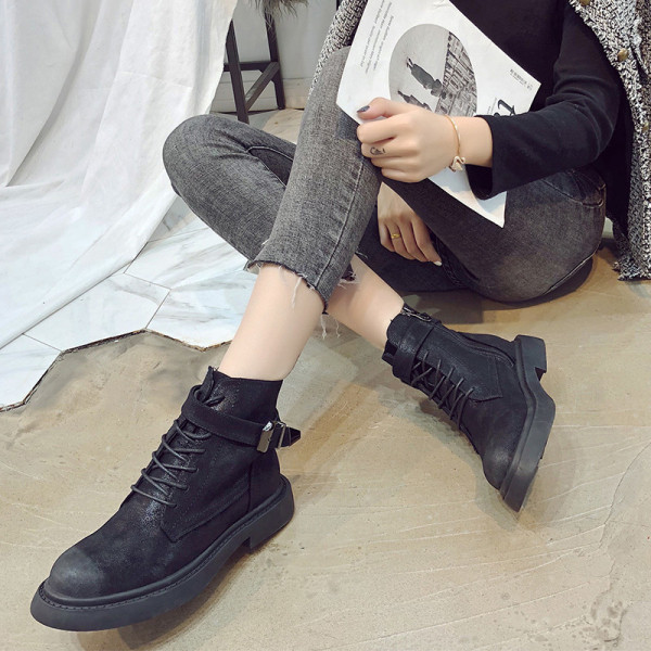 Modern női csizma lapos talppal, fekete színben