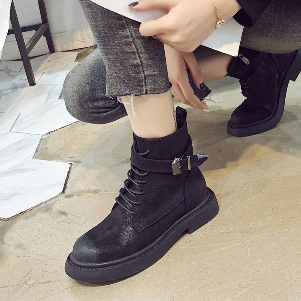 Modern női csizma lapos talppal, fekete színben