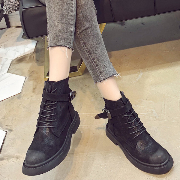 Modern női csizma lapos talppal, fekete színben