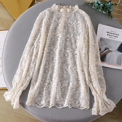 Modern női ing magas gallérral és csipkével, bézs és fehér színben