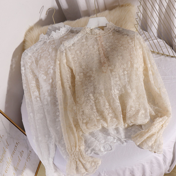 Modern női ing magas gallérral és csipkével, bézs és fehér színben