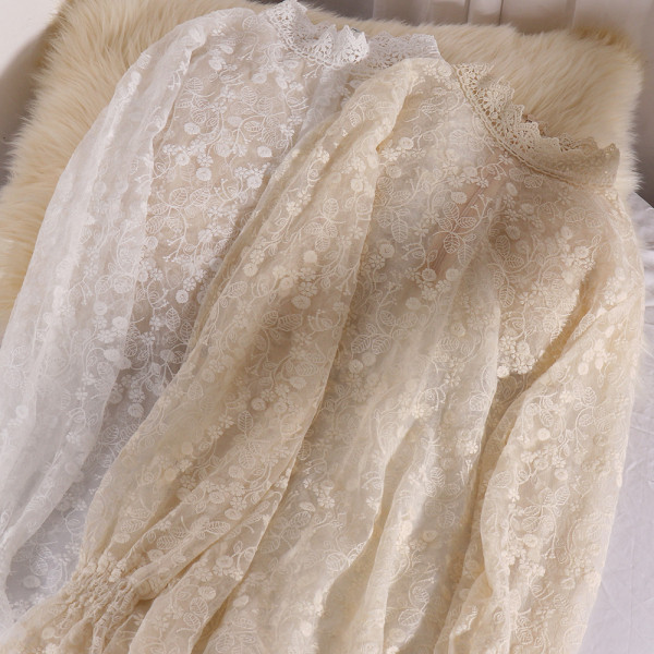 Modern női ing magas gallérral és csipkével, bézs és fehér színben