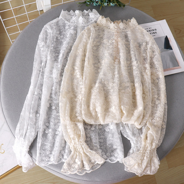 Modern női ing magas gallérral és csipkével, bézs és fehér színben