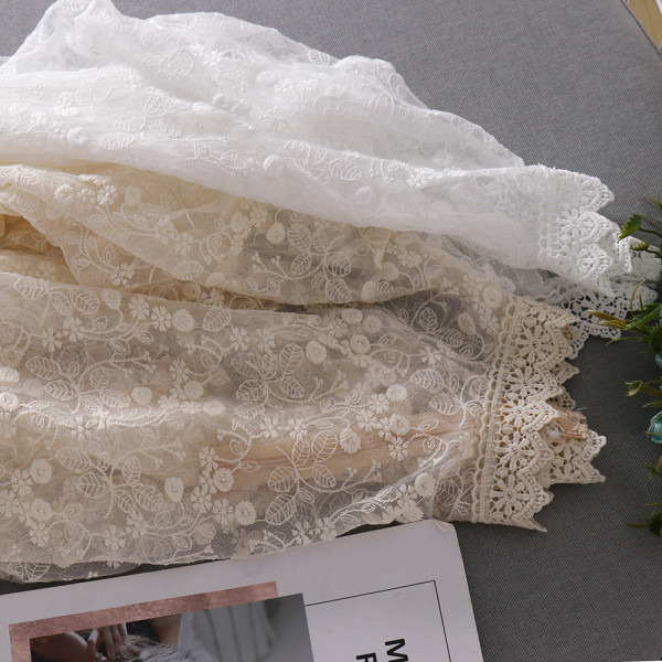 Modern női ing magas gallérral és csipkével, bézs és fehér színben