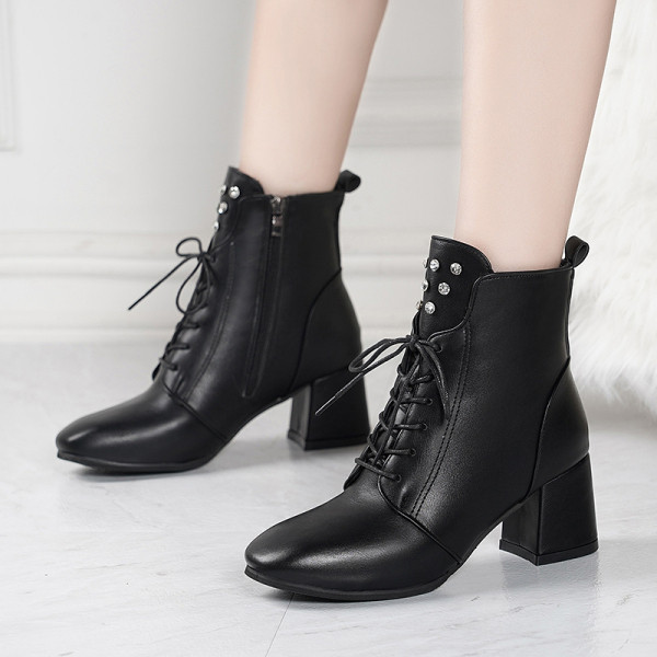 Női bőrcsizma vastag sarkú, fűzős fekete és bézs színben