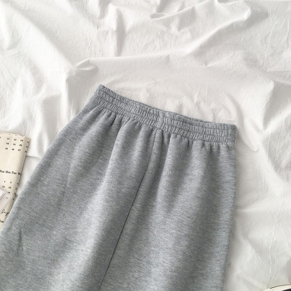 Modern női szoknya négy színben gumírozott derékkal és hasítékkal