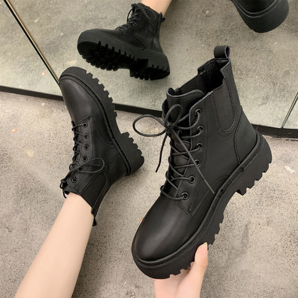 Bőr női csizma magas talppal, télre is alkalmas