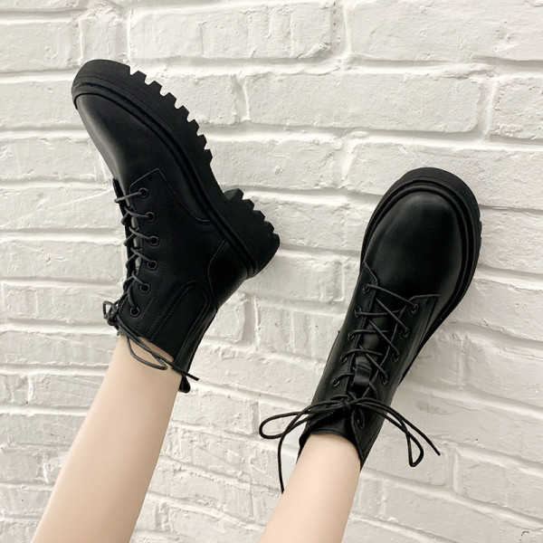 Bőr női csizma magas talppal, télre is alkalmas