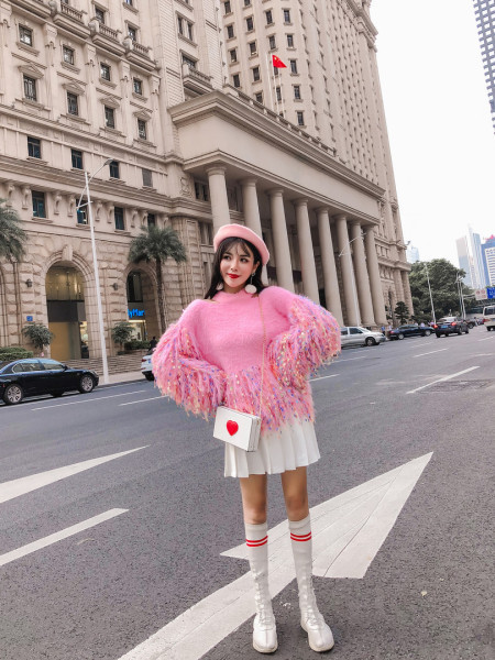 Rózsaszín színű női pulóver rojtokkal