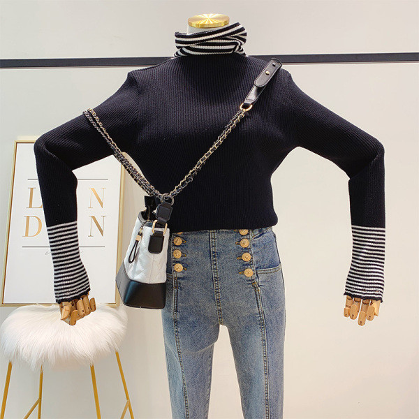 Alkalmi női pulóver magas gallérral fehér és fekete színben