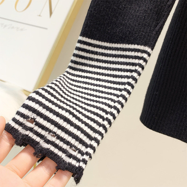 Alkalmi női pulóver magas gallérral fehér és fekete színben