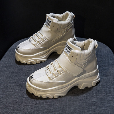 Női bőrcsizma magas durva talppal és fekete-fehér foltokkal