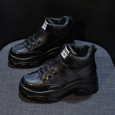 Női bőrcsizma magas durva talppal és fekete-fehér foltokkal