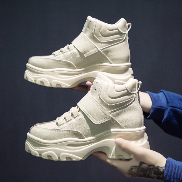 Női bőrcsizma magas durva talppal és fekete-fehér foltokkal