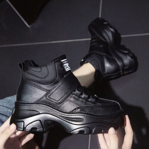 Női bőrcsizma magas durva talppal és fekete-fehér foltokkal