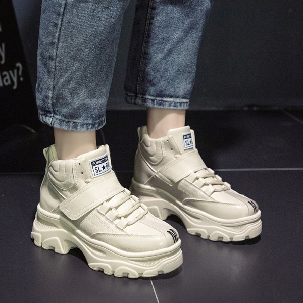 Női bőrcsizma magas durva talppal és fekete-fehér foltokkal