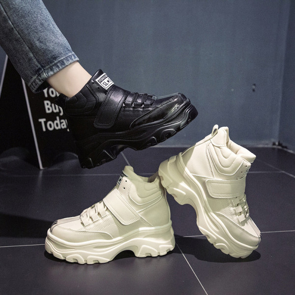 Női bőrcsizma magas durva talppal és fekete-fehér foltokkal