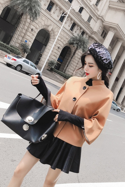 Σύντομο παλτό άνοιξης-φθινοπώρου με κουμπιά και μανίκι 7/8