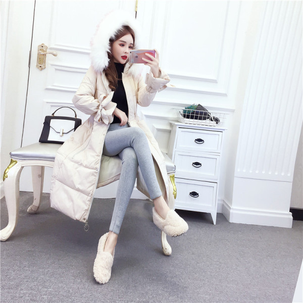 Hosszú téli kabát cipzárral és kapucnival