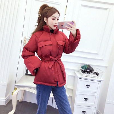 Rövid téli kabát fűzőkkel és zsebekkel