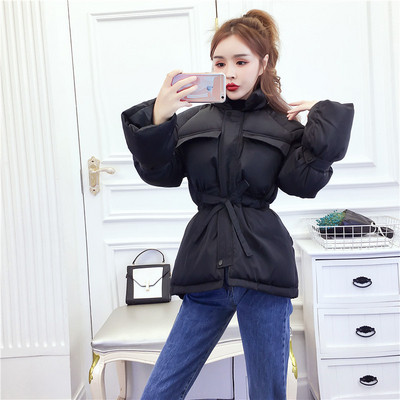 Rövid téli kabát fűzőkkel és zsebekkel