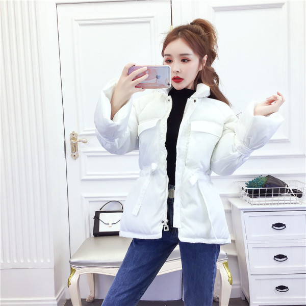 Rövid téli kabát fűzőkkel és zsebekkel