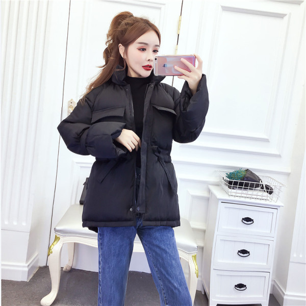 Rövid téli kabát fűzőkkel és zsebekkel